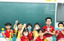 Hoạt động sáng tạo mô hình robot, con rối tại Trường Tiểu học Nam Việt.