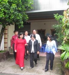 Tiếp đón bà Trương Mỹ Hoa -  Nguyên Phó Chủ Tịch nước đến thăm trường.